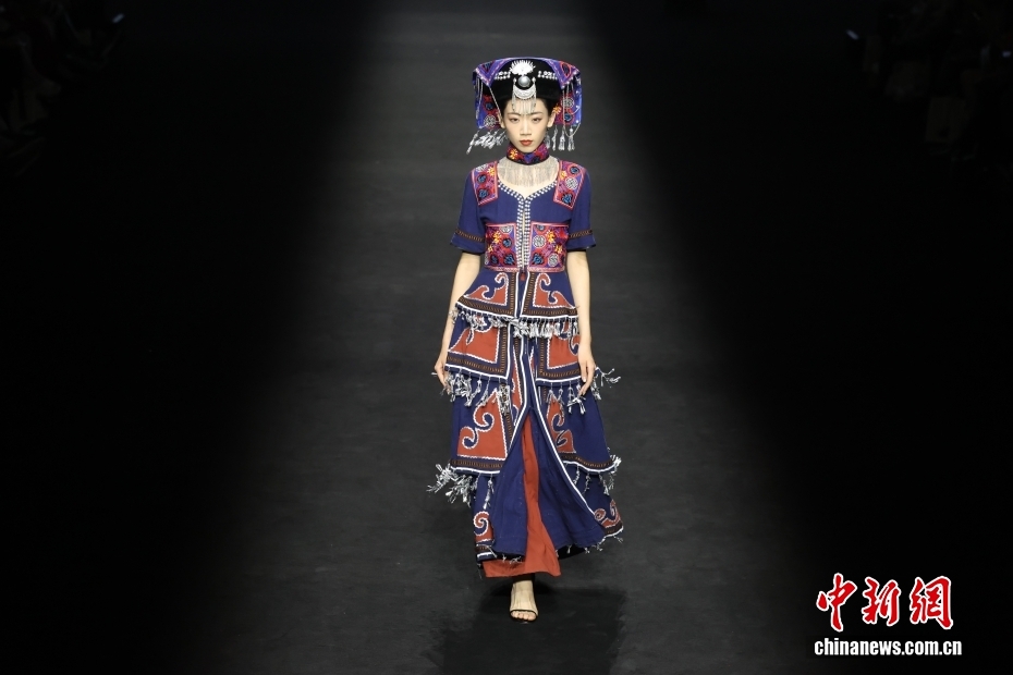 楚雄の彝族刺繍が中国国際ファッションウィークに登場　北京市