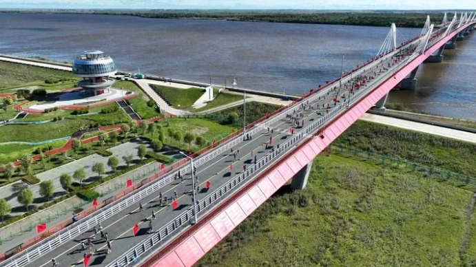 9月6日、多くのランナーが走る黒河-ブラゴヴェシチェンスク大橋