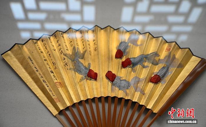 特別展で展示された金魚の描かれた扇子（撮影・史春陽）。