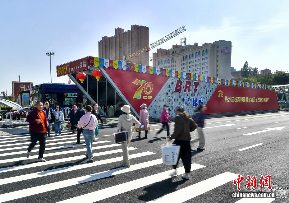 新疆維吾爾自治区成立70周年を祝う装飾で飾られた烏魯木斉市内　新疆