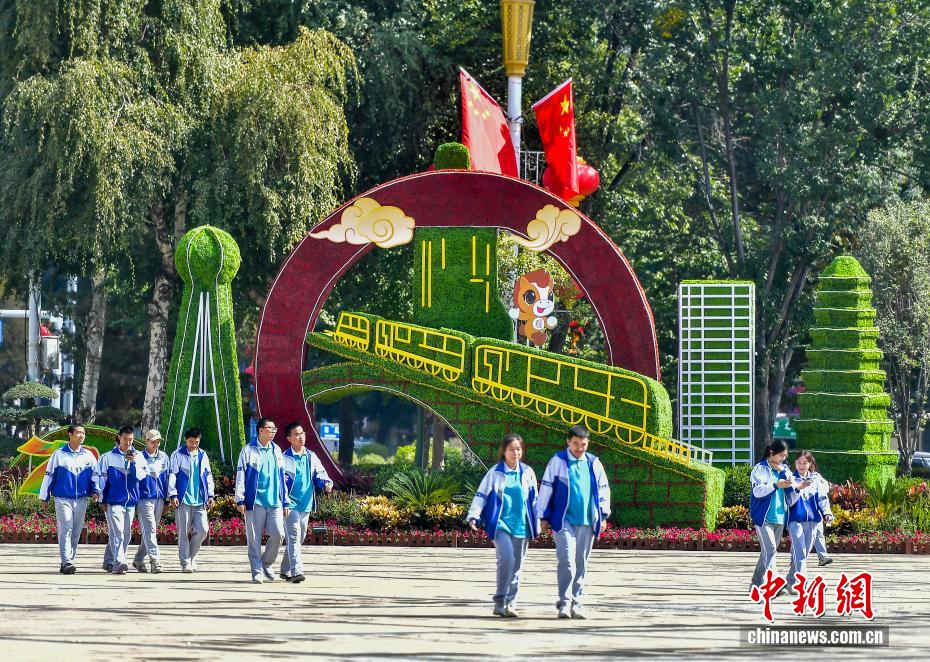 新疆維吾爾自治区成立70周年を祝う装飾で飾られた烏魯木斉市内　新疆