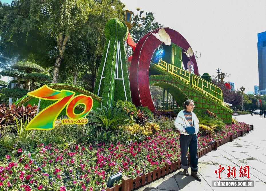 新疆維吾爾自治区成立70周年を祝う装飾で飾られた烏魯木斉市内　新疆