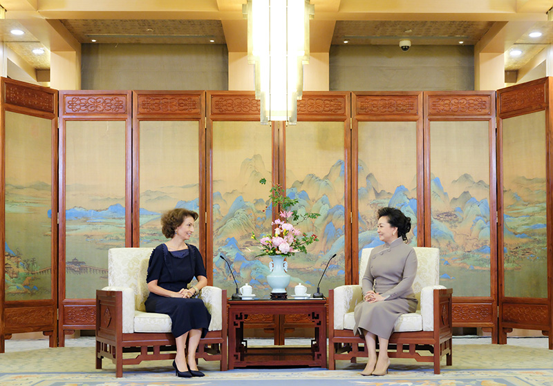 彭麗媛夫人が「ユネスコ女子と女性の教育賞」授賞式・創設10周年祝賀行事に出席