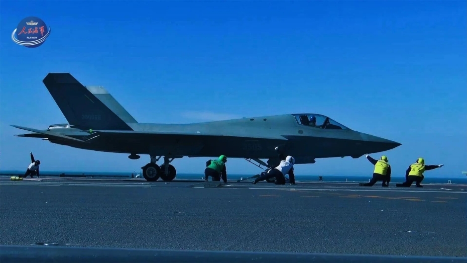 空母「福建」が電磁式カタパルトによる艦載機射出に成功