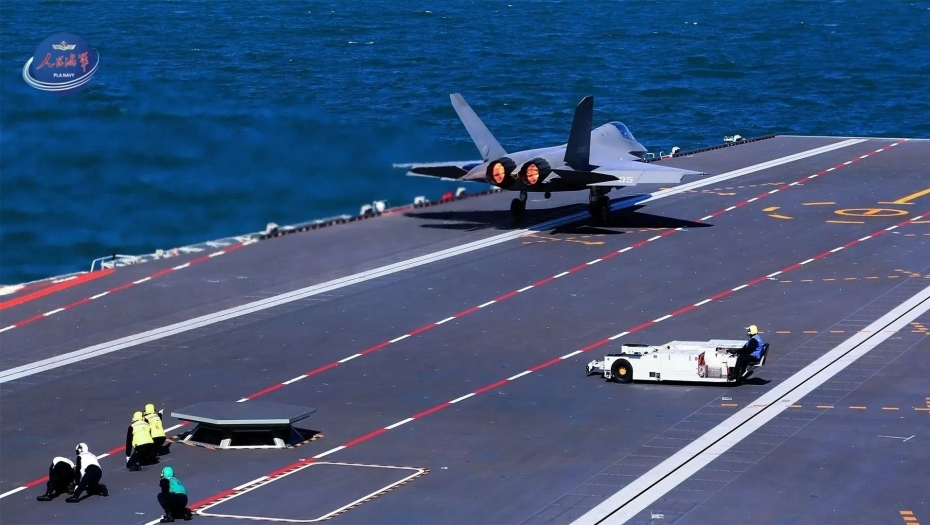 空母「福建」が電磁式カタパルトによる艦載機射出に成功