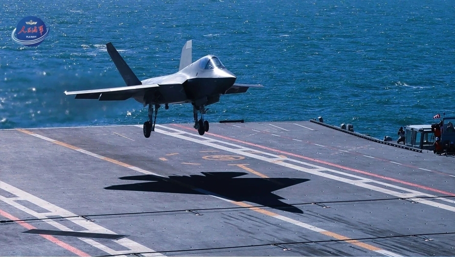 空母「福建」が電磁式カタパルトによる艦載機射出に成功