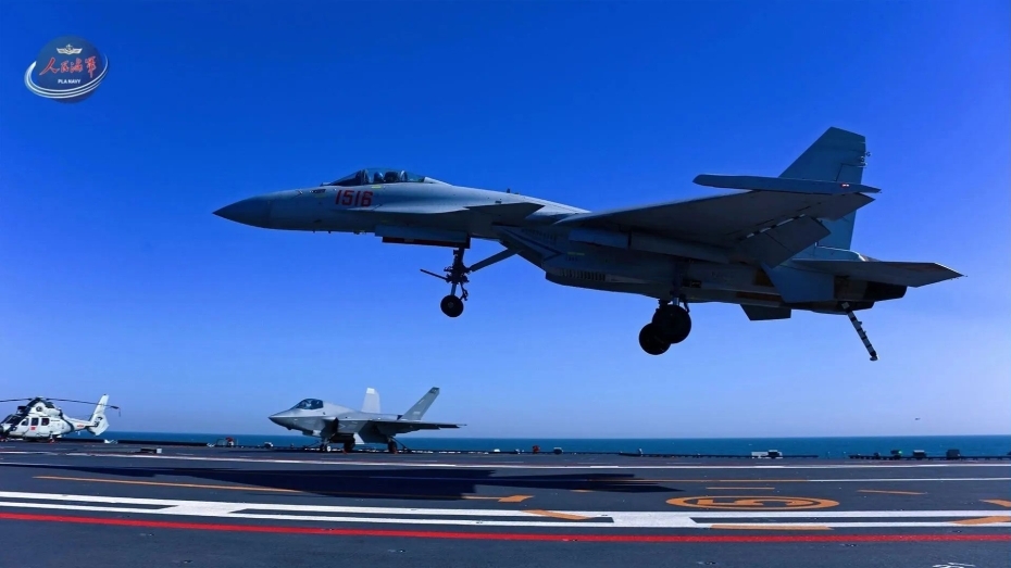 空母「福建」が電磁式カタパルトによる艦載機射出に成功