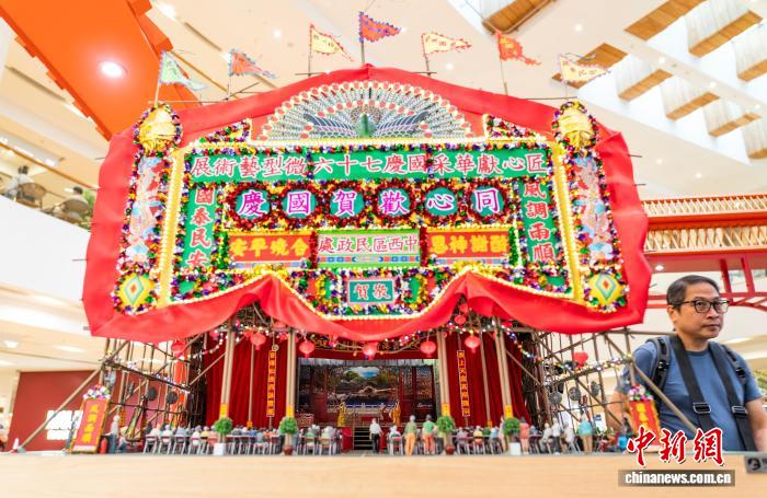 国慶節76周年を祝う「匠心華彩」ミニチュアアート展が開幕　香港特区