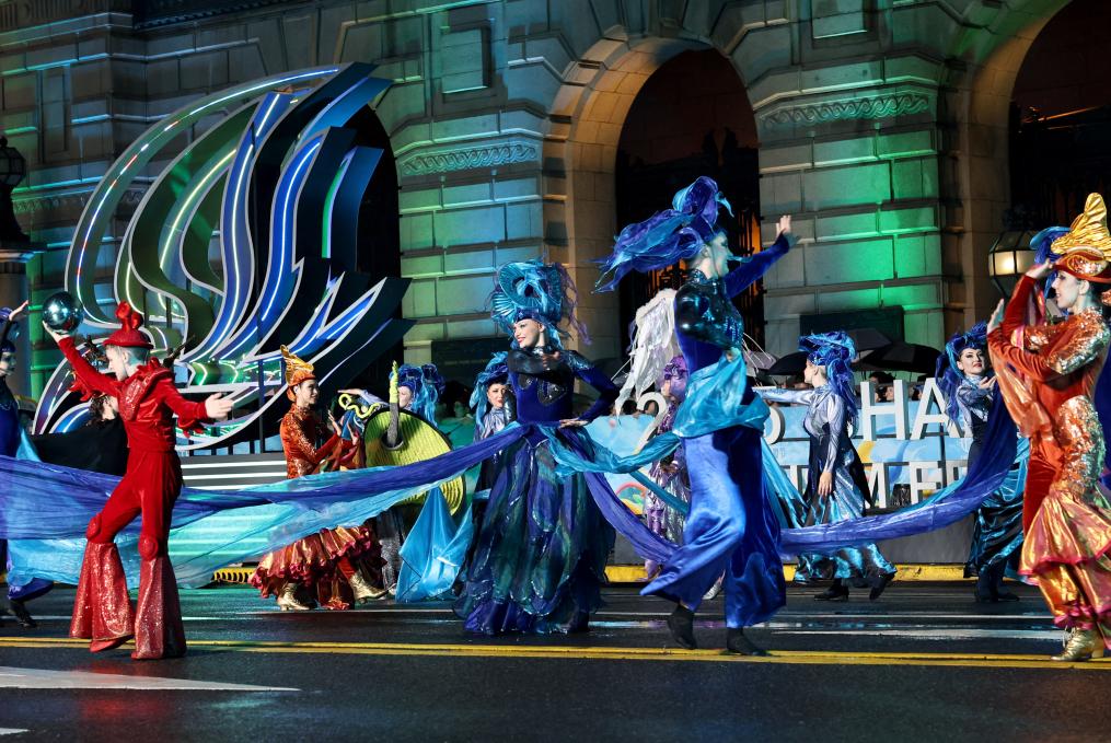 上海観光フェスティバル山車パレードでパフォーマンスを披露するロシアの芸術チーム（9月13日撮影・方喆）。