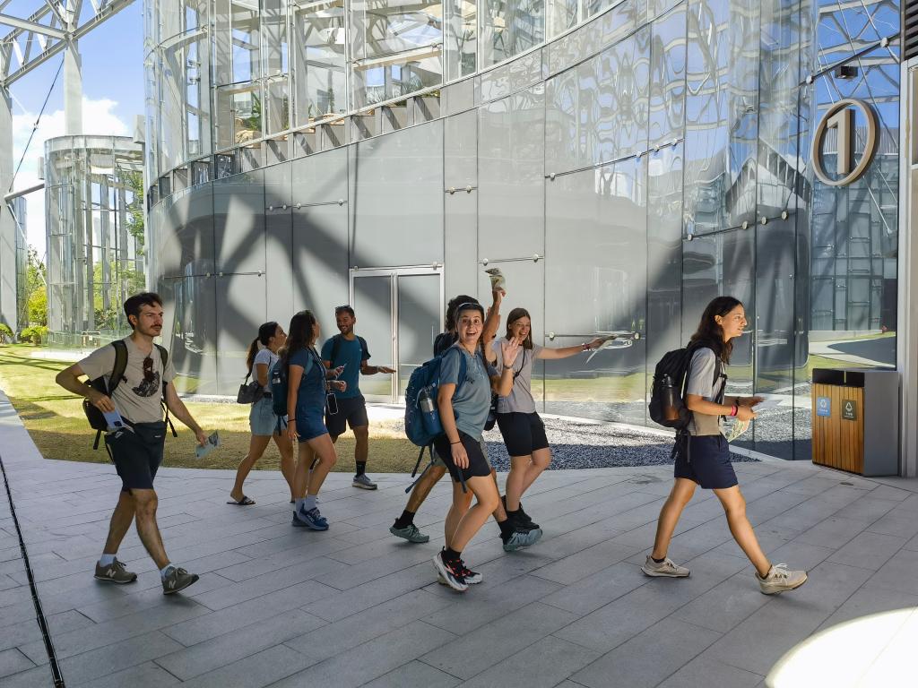 8 月 15 日、上海万博文化公園を観光する外国人観光客ら（8月15日撮影・陳愛平） 。