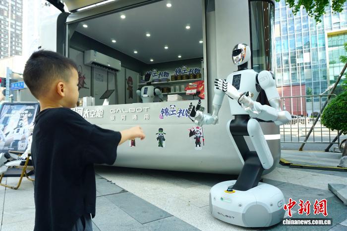 成都市内にロボット店員が登場　四川省
