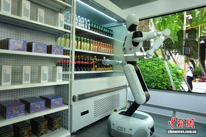 成都市内にロボット店員が登場　四川省