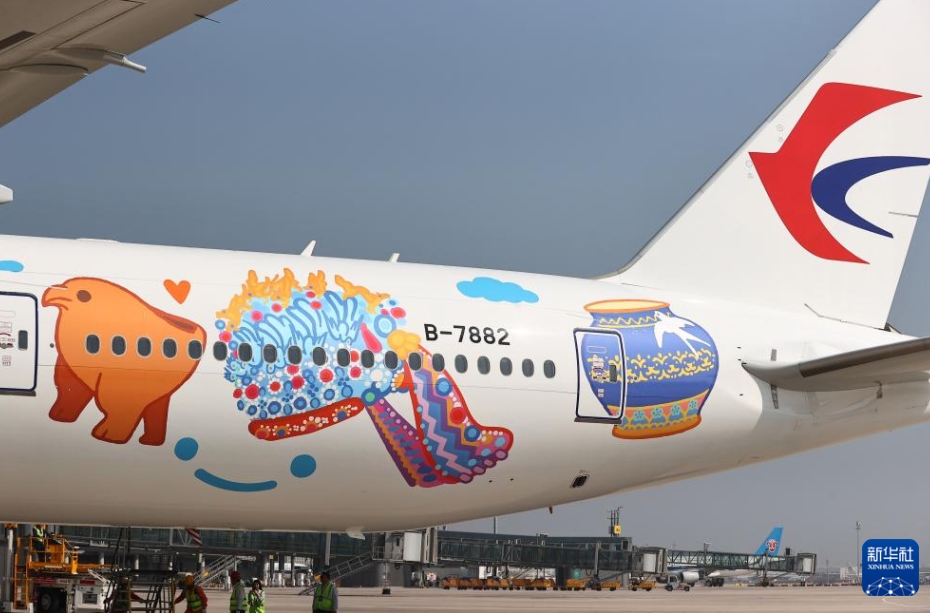 「国博号」特別塗装機が初フライト