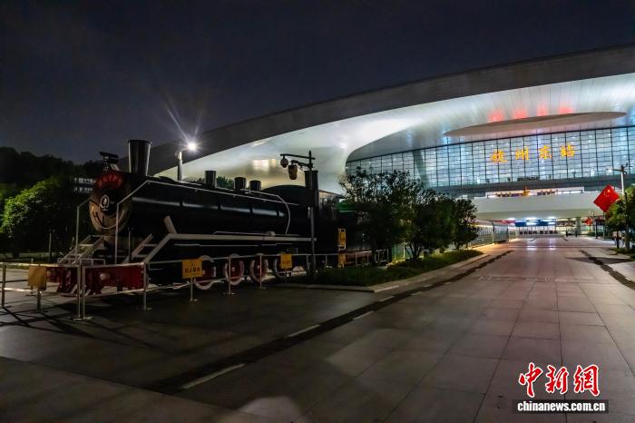 杭州東駅でレトロな車両を模した夜間休憩エリアの試験運用を開始　浙江省
