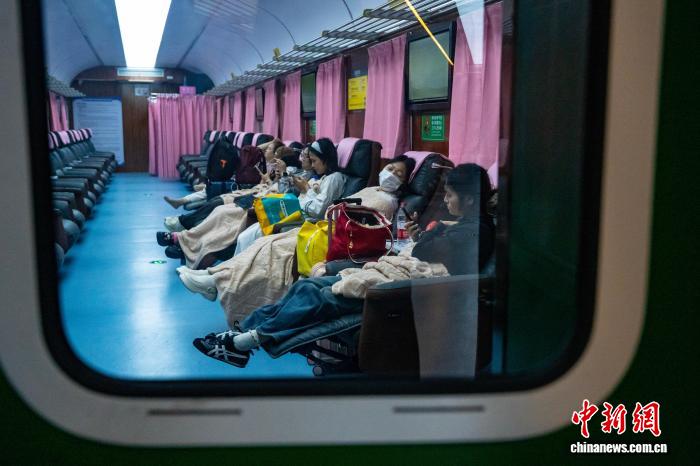 杭州東駅でレトロな車両を模した夜間休憩エリアの試験運用を開始　浙江省