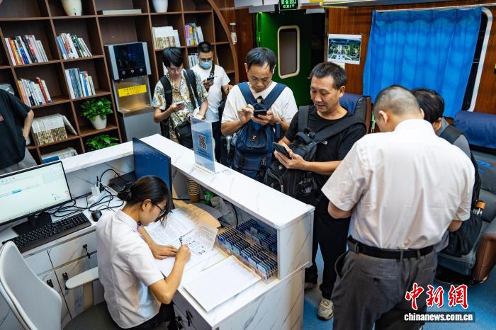 杭州東駅でレトロな車両を模した夜間休憩エリアの試験運用を開始　浙江省