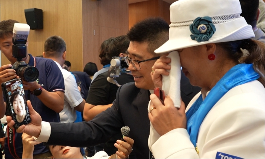 親交のあった中国人の友人とビデオ通話で再会を果たし、涙ぐんだ永野ひかる審議役（写真右、撮影・許可）。