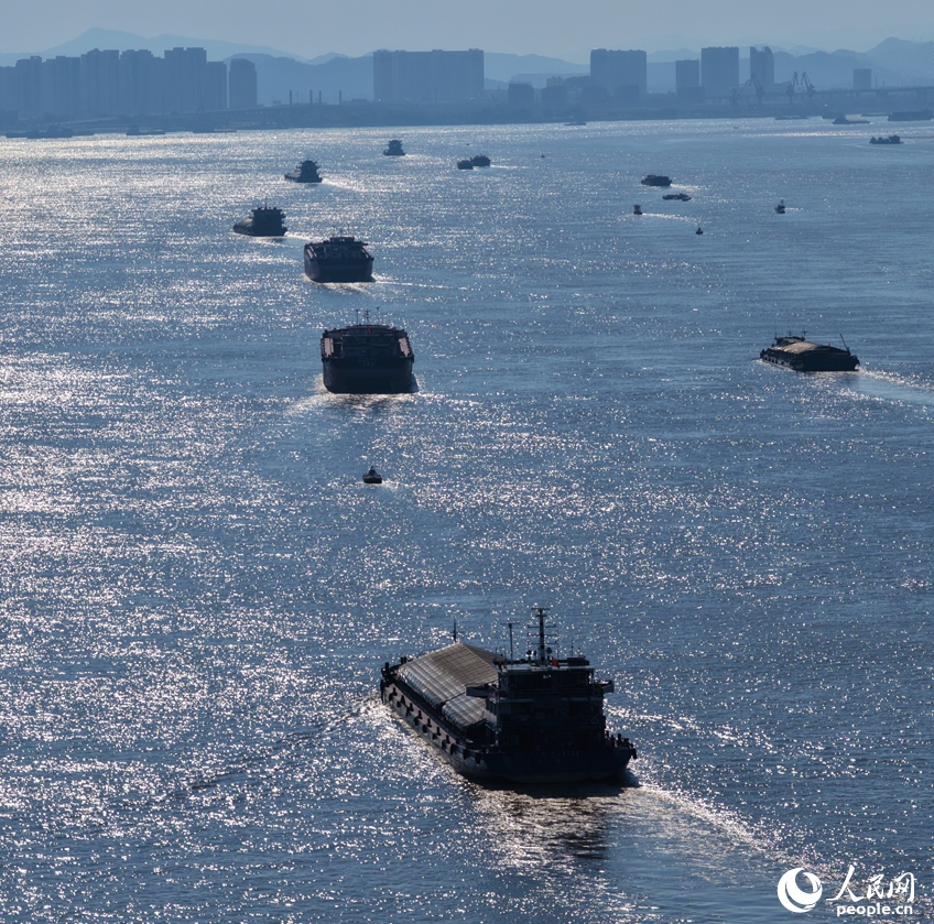 活気を見せる長江の水運　江西省九江