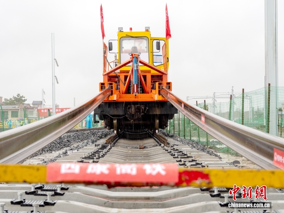 西康高速鉄道で全線の線路敷設工事がスタート　陝西省
