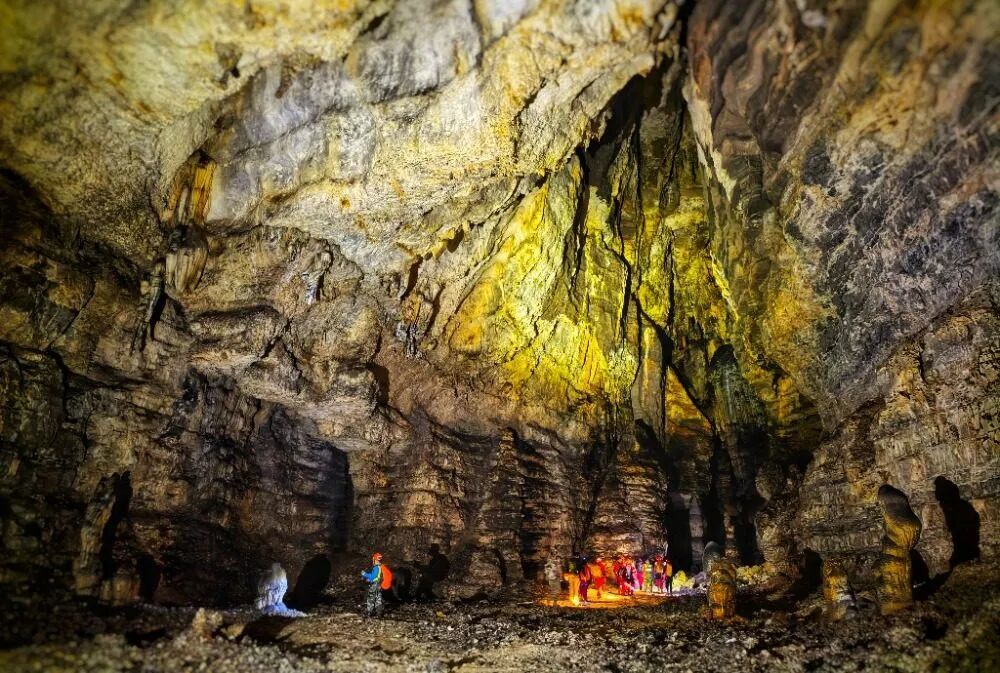 重慶で非常に珍しい鐘乳洞が発見！石膏の結晶群やパンダの骨を確認