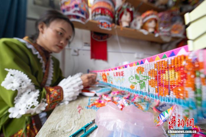 受注対応に勤しむ無形文化遺産の刺繍工坊　貴州省畢節