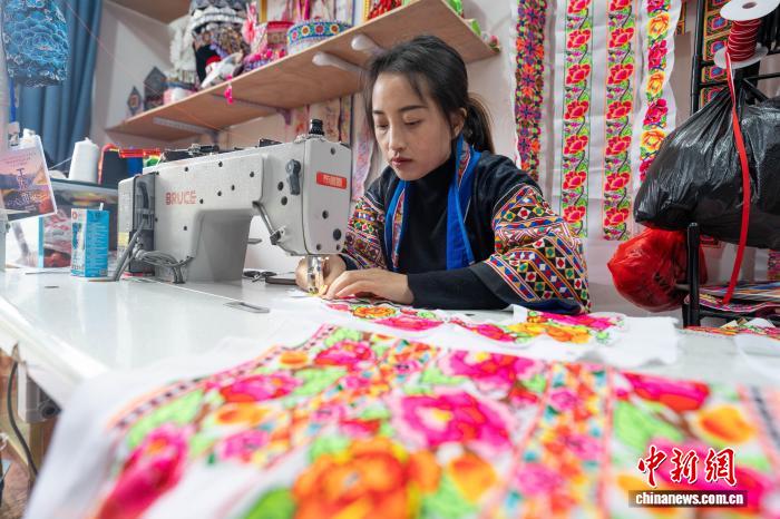 受注対応に勤しむ無形文化遺産の刺繍工坊　貴州省畢節