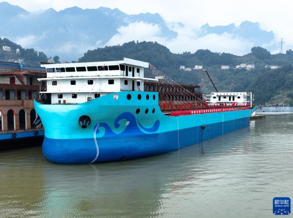 万トン級純電動式ばら積み貨物船の親水・命名式　湖北省宜昌