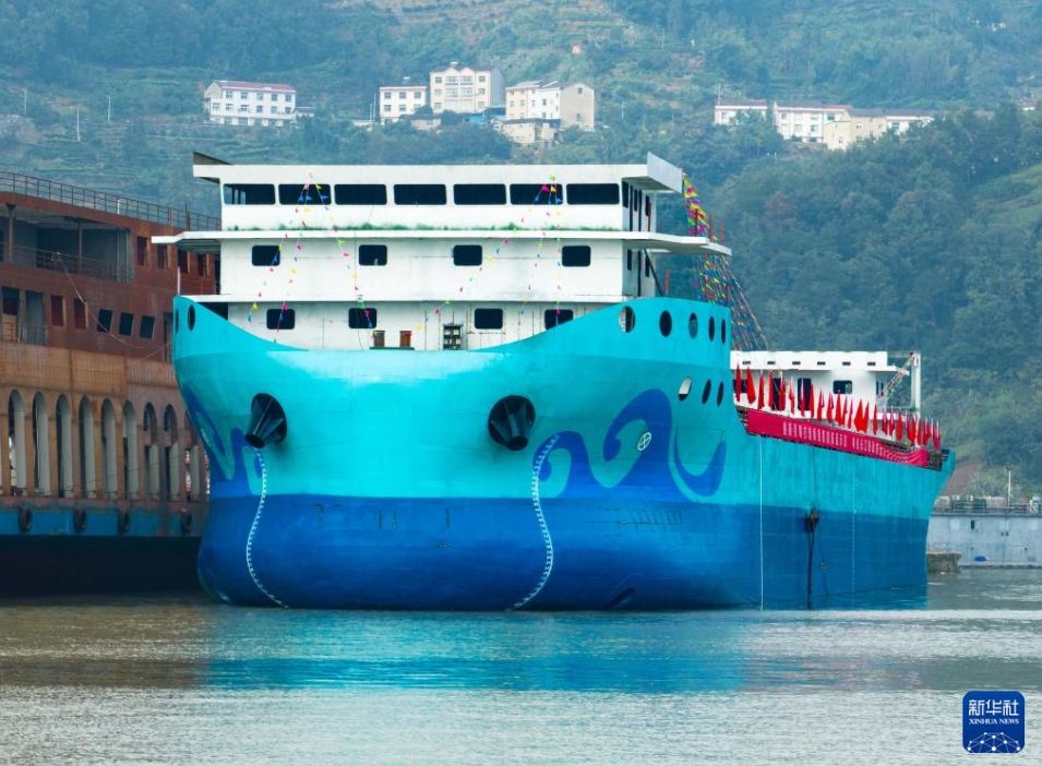 万トン級純電動式ばら積み貨物船の親水・命名式　湖北省宜昌