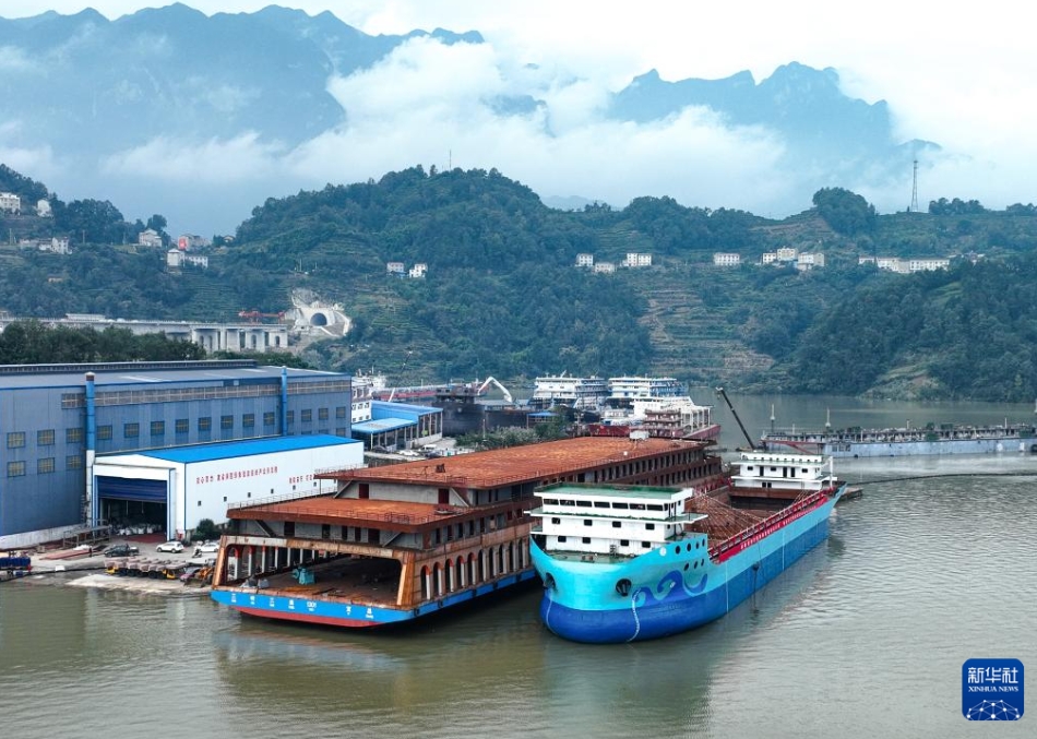 万トン級純電動式ばら積み貨物船の親水・命名式　湖北省宜昌