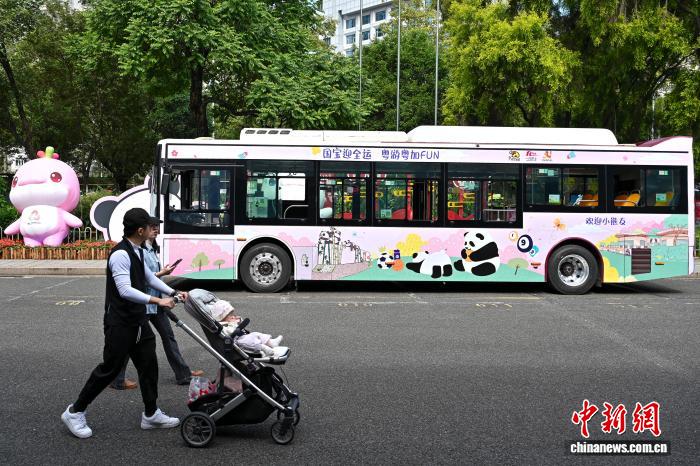 全国運動会開幕控え、パンダをテーマにした路線バス車両の運行開始　広東省