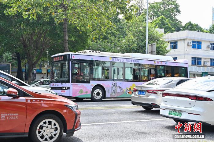 全国運動会開幕控え、パンダをテーマにした路線バス車両の運行開始　広東省