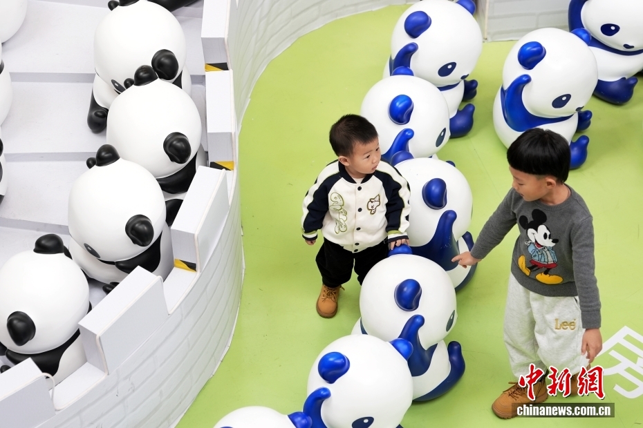 パンダのインスタレーションで祝う国際パンダデー　北京