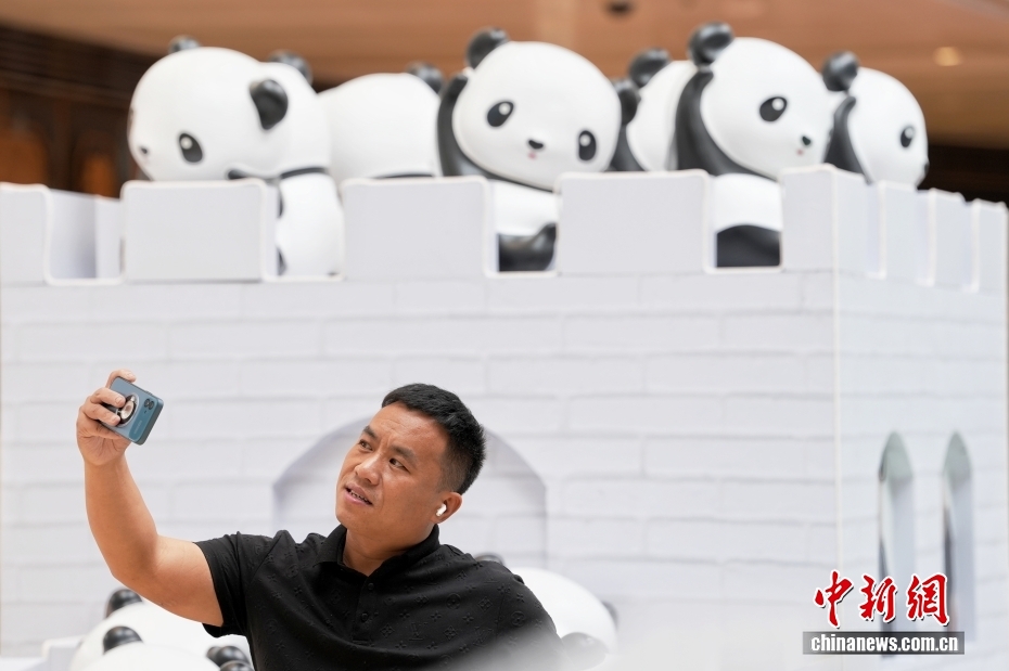 パンダのインスタレーションで祝う国際パンダデー　北京