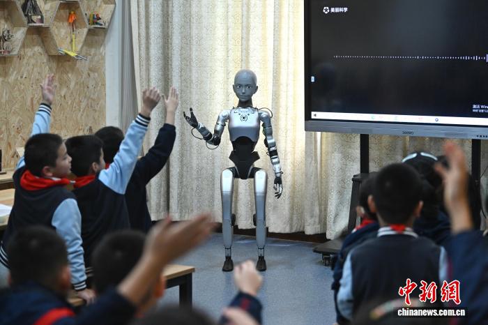 世界初の教育用等身大サイズの人型ロボットが授業実施　安徽省合肥
