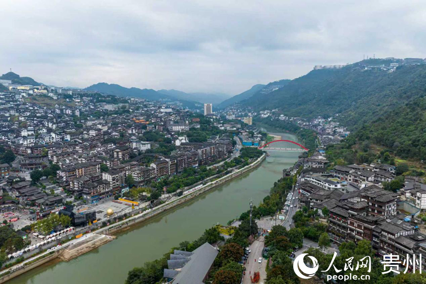 メディア団が訪問した仁懐市茅台鎮（撮影・涂敏）。