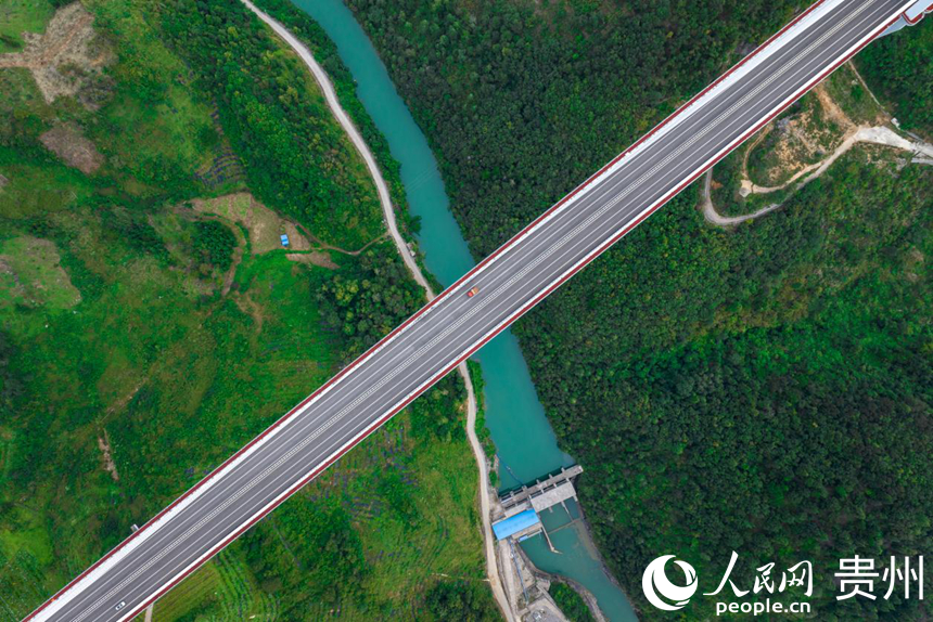 世界で最も高いコンクリート橋「平塘特大橋」（撮影・涂敏）。