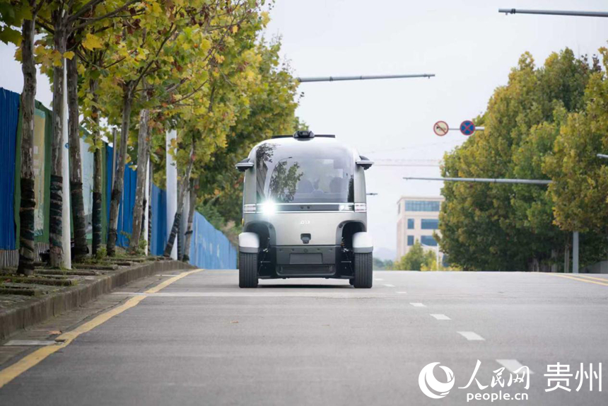 街中を走る貴州翰凱斯智能技術有限公司の小型自動運転バス（撮影・涂敏）。