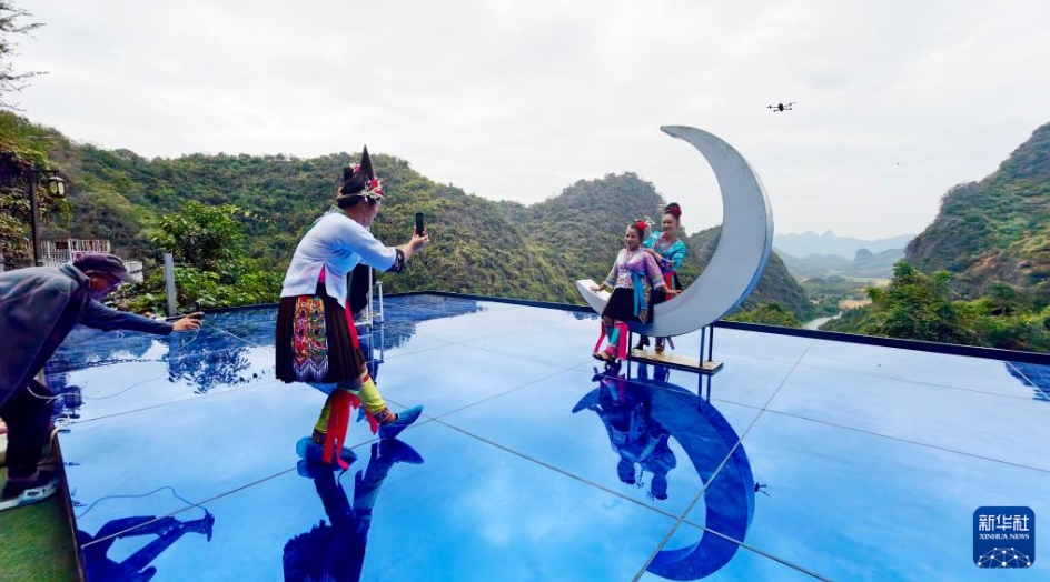 中国各地、華やぎを増す秋景色