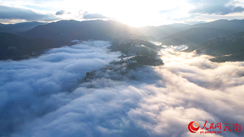 まるで「天空の城」　雲海に包まれた雲南の小都市・緑春県