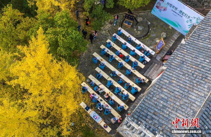 屈原の故郷で豊かさを生み出す「指先の技」　湖北省