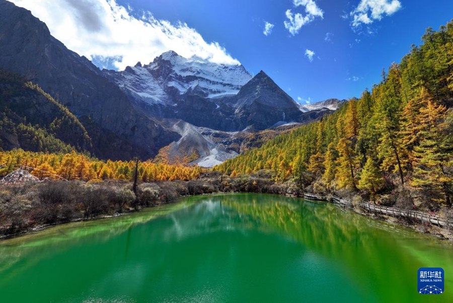 雄大さと美しさを兼ね備えた秋の稲城亜丁景勝地　四川省