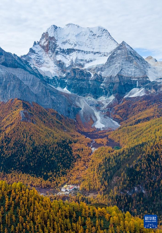 雄大さと美しさを兼ね備えた秋の稲城亜丁景勝地　四川省
