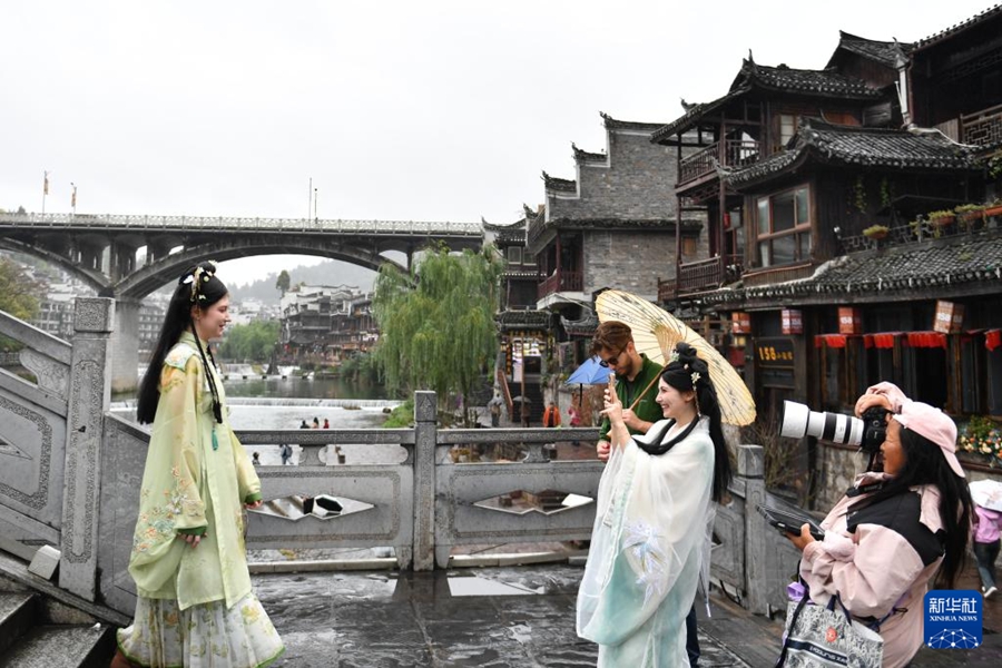 特色ある旅行写真サービスで観光客を魅了する湖南省鳳凰古城