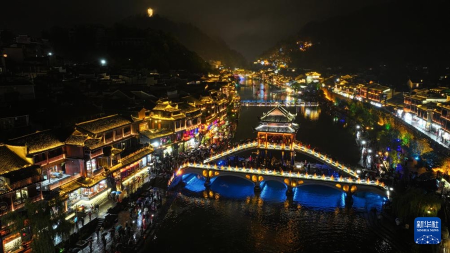 特色ある旅行写真サービスで観光客を魅了する湖南省鳳凰古城