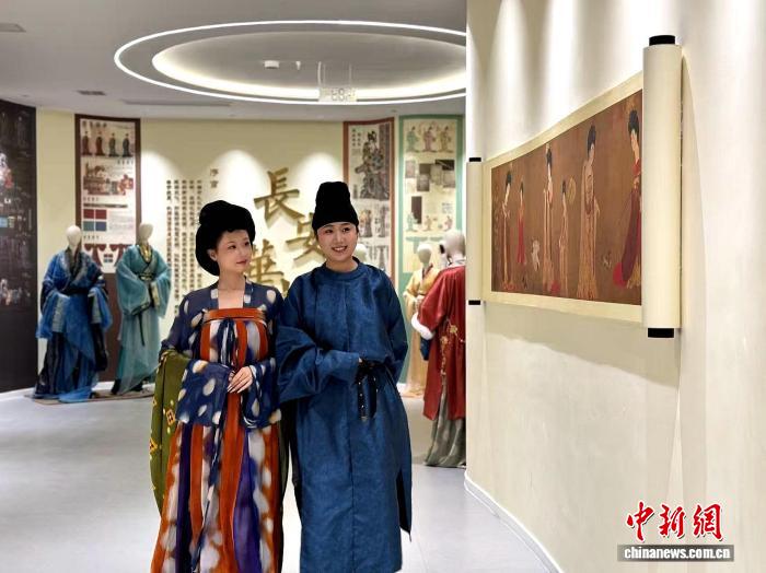 一緒に漢服を着て散策する張露丹さんと同級生。(撮影・楊英琦)