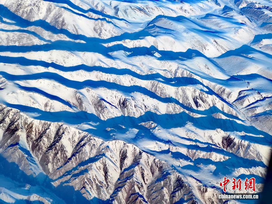 冬の天山山脈 新疆