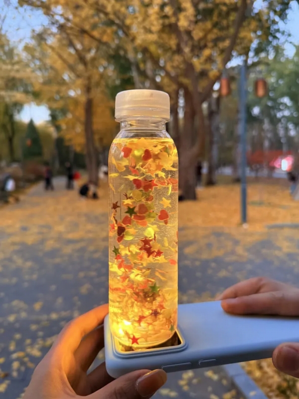 陳さんが作ったおしゃれな秋色ボトル。(画像は「爆富喵喵」から)