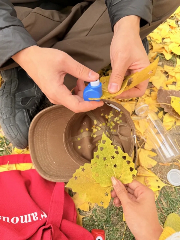 穴あけパンチで星やハートの形の穴を開けた落ち葉(画像は「爆富喵喵」から)