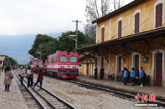 滇越鉄道・碧色寨駅が観光客に人気　雲南省