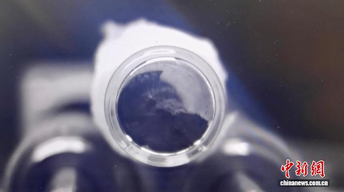 今回の研究で実施された回転ドラム実験の様子。画像提供：中国科学院地質・地球物理研究所